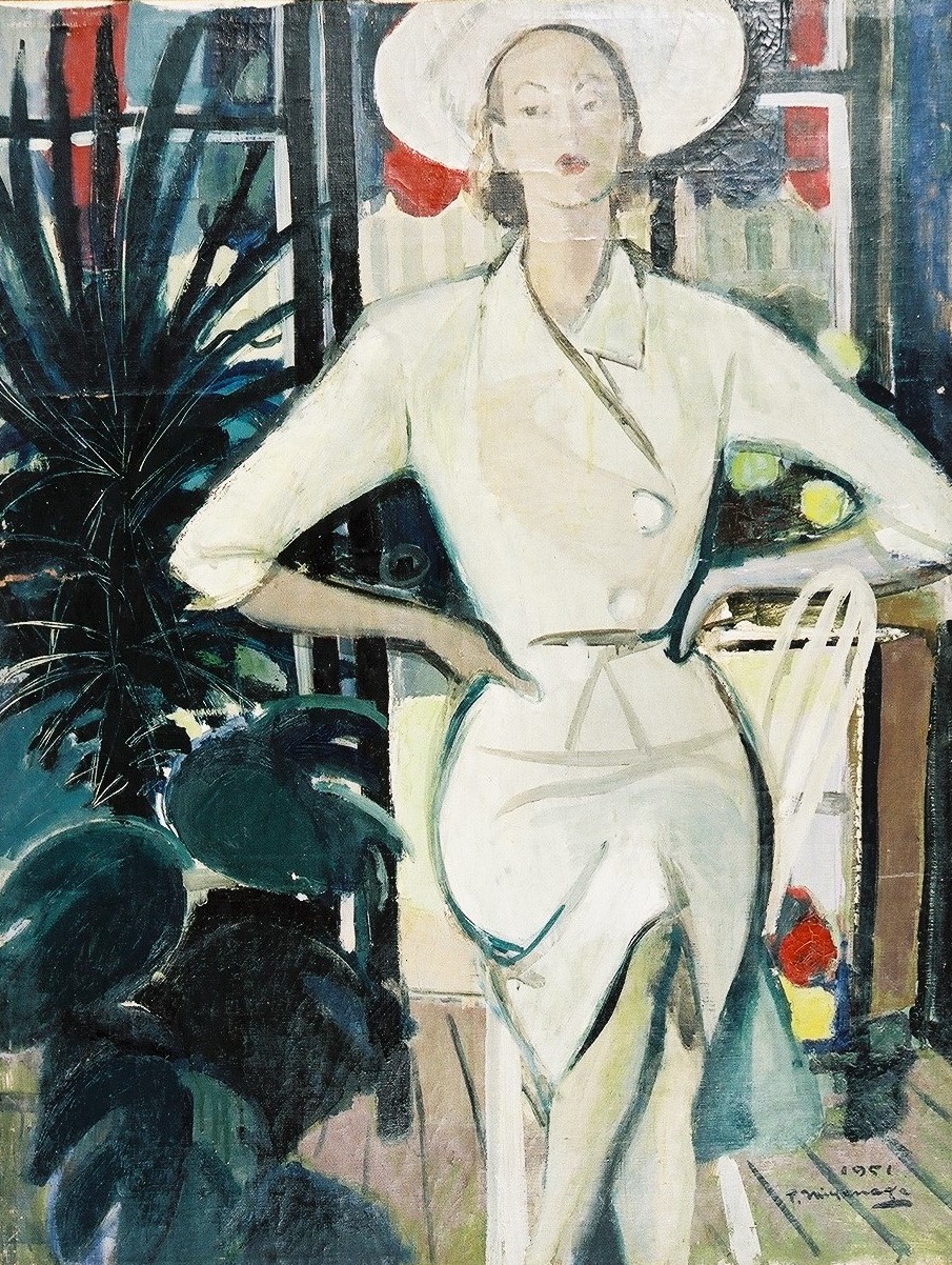 白い服と大きな帽子を身につけた女性が、植物が置かれたテラスで両手を腰に当てて白い椅子に座ってポーズをとっており、その優雅な姿と背景が抽象的なタッチで描かれている絵画作品の写真