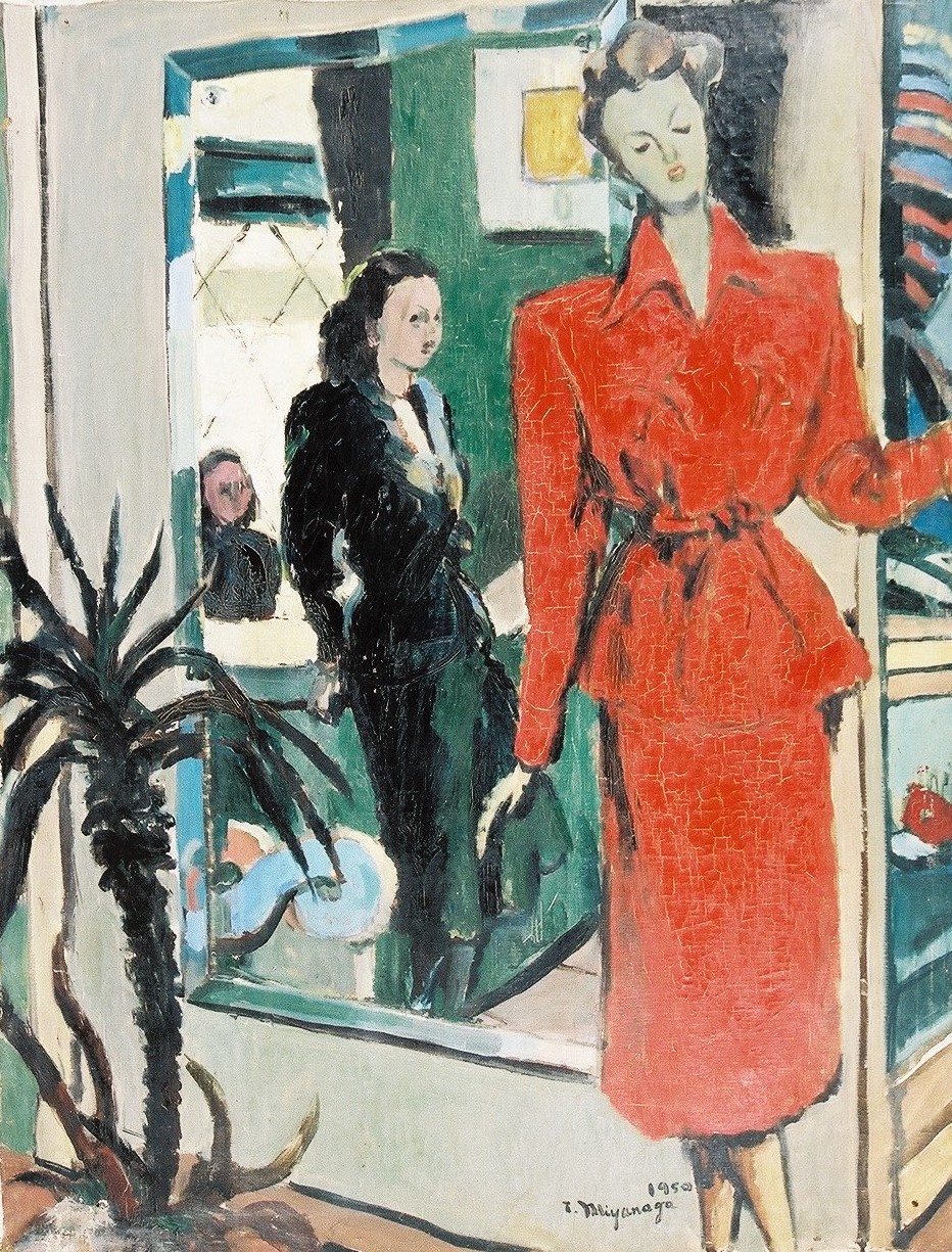 観葉植物が置かれた店先で、奥の鏡に映る黒いスーツを着た女性が見ているなか、大きな肩パットにウエストを絞ったスタイルの赤いスーツを着た女性が立っている様子が描かれてた、都会的な雰囲気を表現した絵画作品の写真