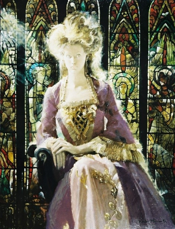 荘厳なステンドグラスをバックに、金色の装飾やフリルがあしらわれた紫色の豪華なドレスをまとい、金髪を高く結い上げた白い肌の女性が、差し込んだ太陽の光に包まれて椅子に座っている様子を描いた作品の写真