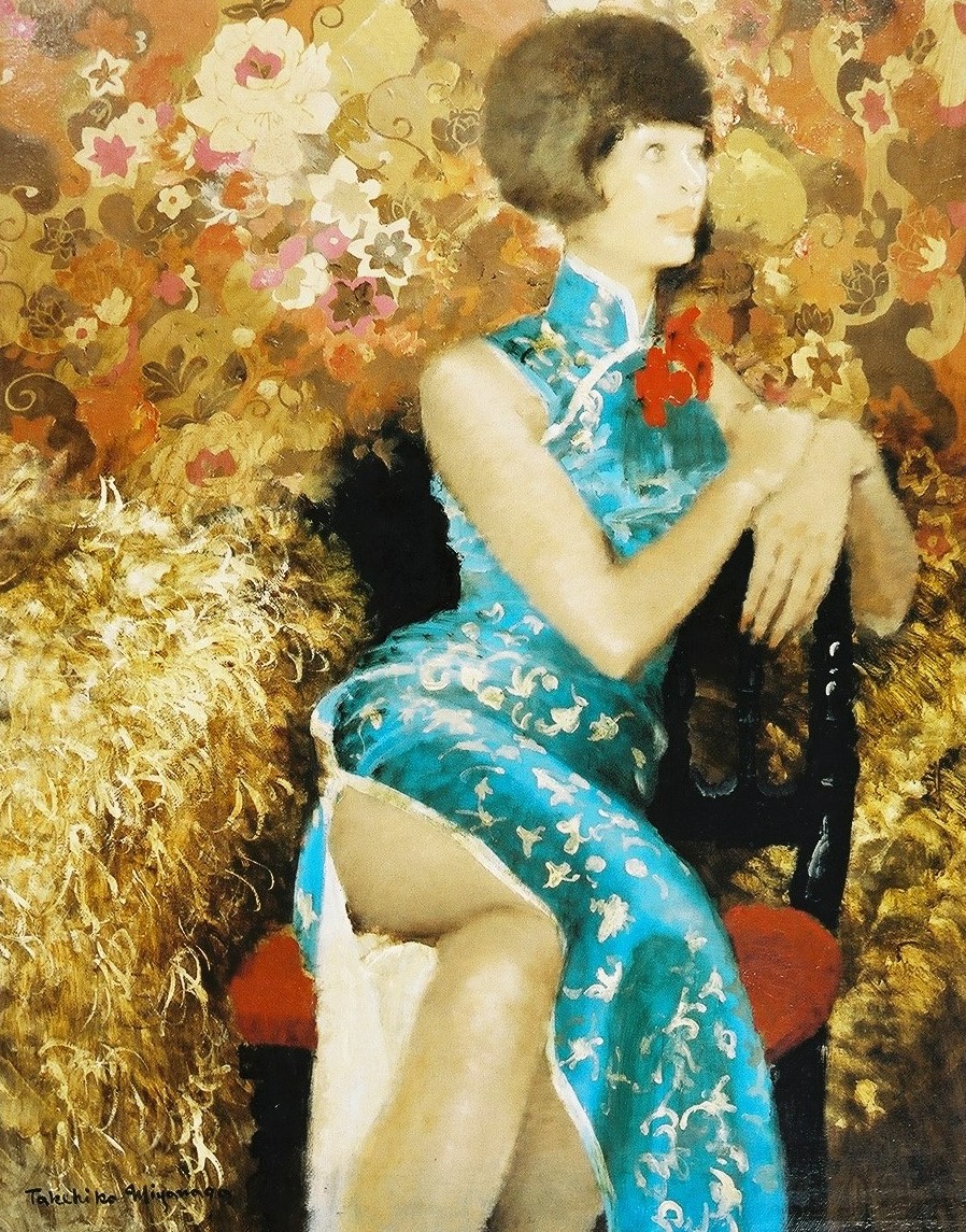 華やかな花柄の壁紙を背景に、首元に赤い花の飾りをつけ、中国の伝統的な青いチャイナドレスを着た女性が座っている椅子の背もたれに両手をかけ、スリットから足をのぞかせた横向きのポーズをとっている様子を描いた作品の写真