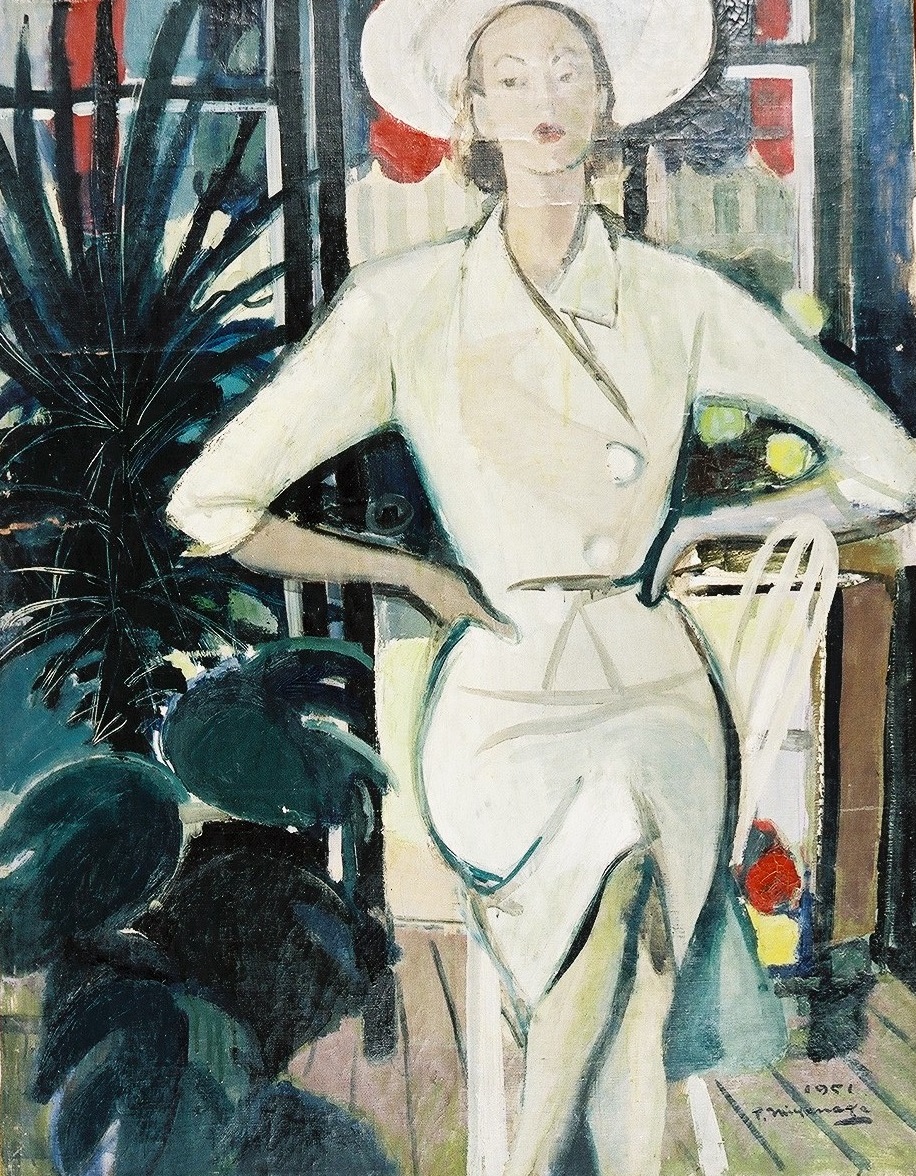 白い服と大きな帽子を身につけた女性が、植物が置かれたテラスで両手を腰に当てて白い椅子に座ってポーズをとっており、その優雅な姿と背景が抽象的なタッチで描かれている絵画作品の写真