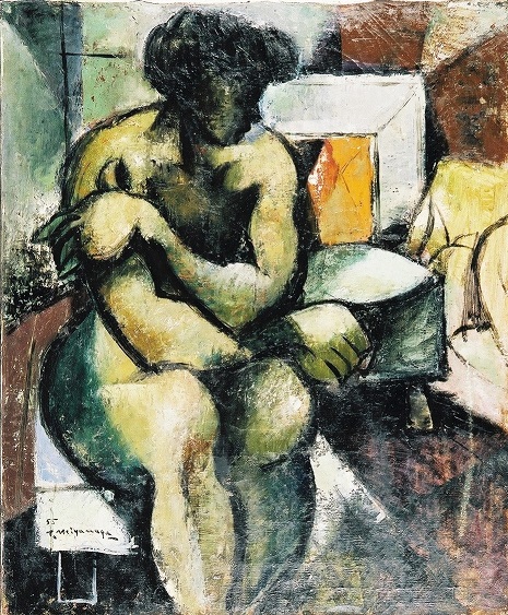 室内で衣服を身にまとっていない裸の状態で椅子に座っている女性を描いた抽象的な油絵を、緑、茶色、黒を基調とした色使いと荒々しいタッチが特徴的な作品の写真