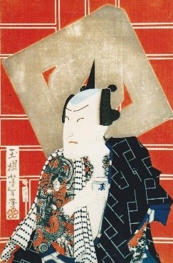 真っ赤な背景と大きな纏の背景に、黒い着物と刺青を施した男性が、髪を整え、盃を持っている様子が描かれた浮世絵