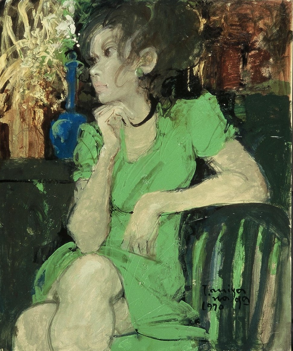 青い花瓶や白い花が生けられた花瓶が描かれた背景の前に、アゴに右手を添えて横を向いて足を組んで座る、緑色のワンピースを着た女性が描かれている、1970年のサインがある絵画作品の写真