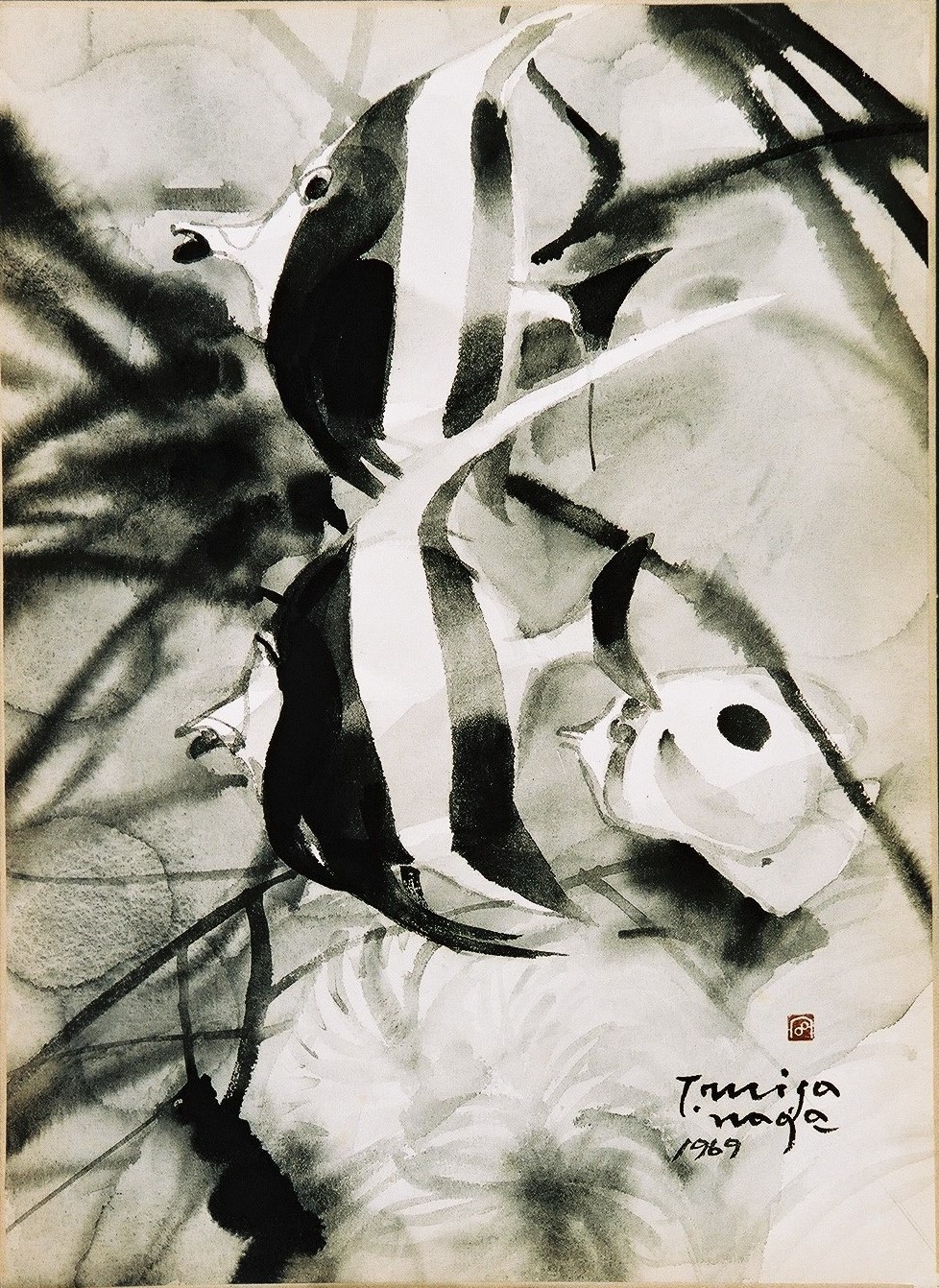 左を向いて泳いでいる3匹の熱帯魚が墨の濃淡とシンプルな線で描かれており、白黒の縞模様と特徴的な背びれが水中の揺らめきとともに表現された水墨画作品の写真