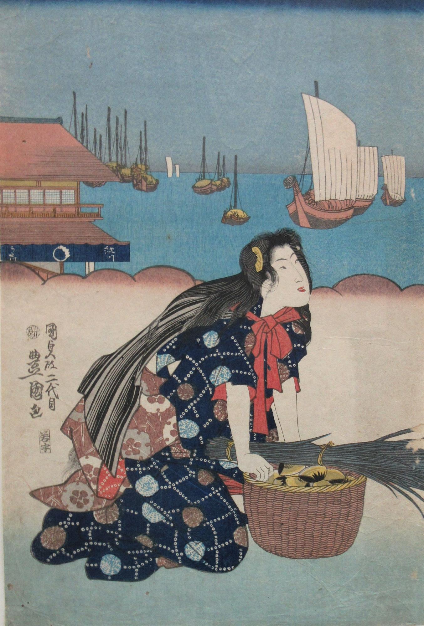 沢山の貝が入ったかごの傍に跪いた、水玉模様の紺色の着物を着た女性が、遠くの海に浮かぶ舟を見つめている様子が描かれた港の風景の浮世絵