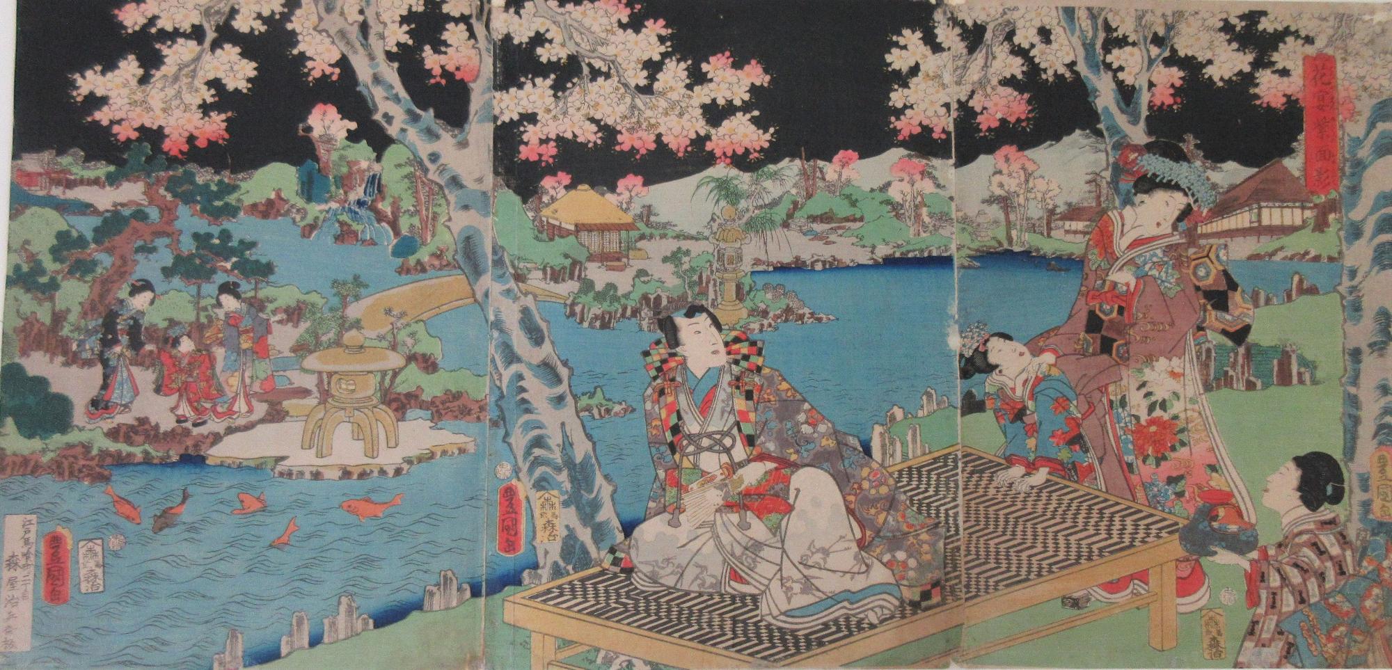 桜が満開の夜、赤い鯉が泳いでいる池の奥に赤い着物を着た女の子と2人の女性が立ち、池のほとりにある桟敷に座る着物姿の男性と2人の女性たちが楽しげに話している様子を描いた浮世絵
