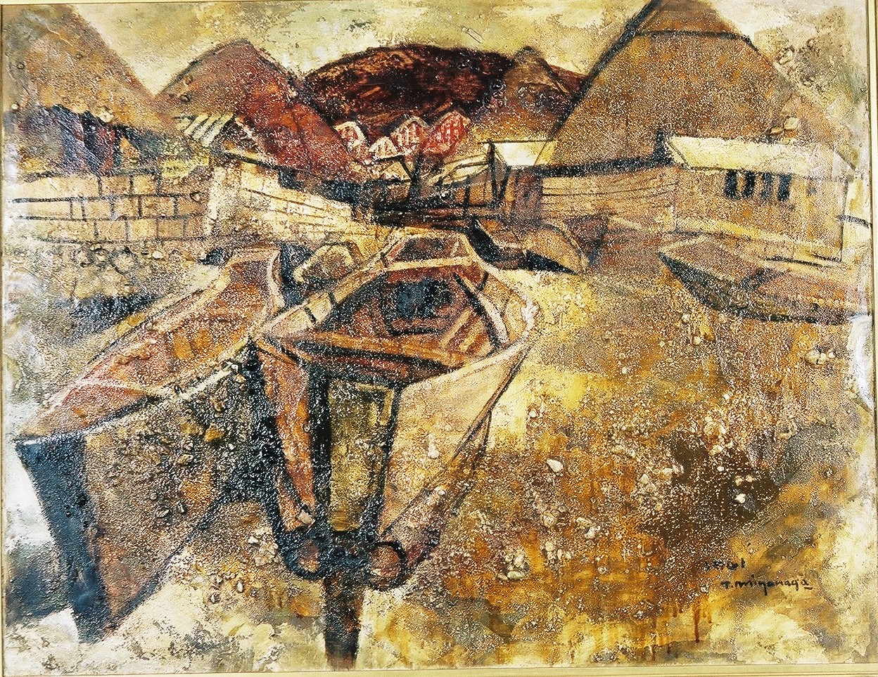 小高い山の麓に家屋が密集し、手前には漁船が無造作に置かれている漁村のような風景を、土色のタッチで描かれた荒々しい筆跡が特徴の絵画を描いた油絵の作品の写真