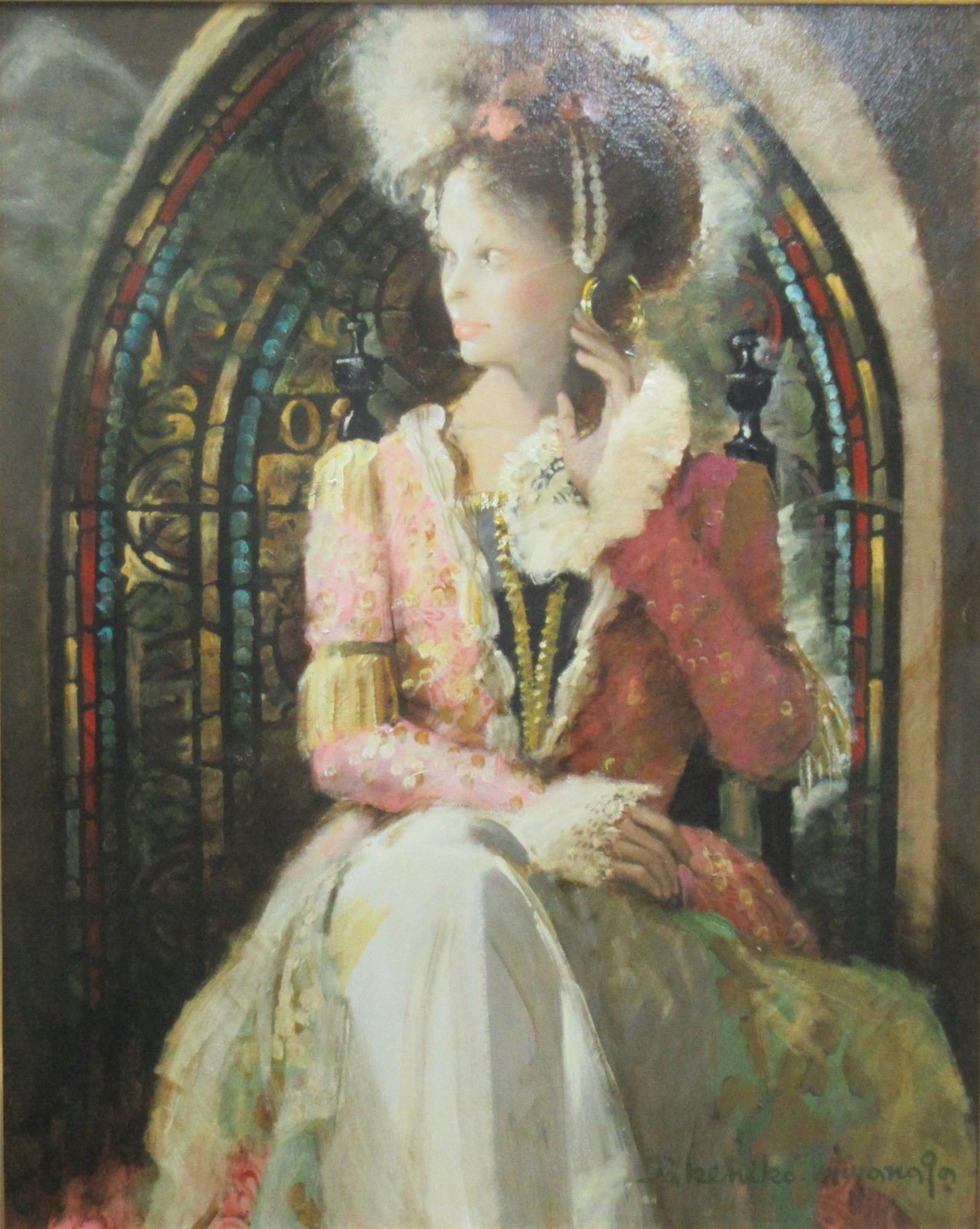 アーチ型のステンドグラスを背景に、白とピンクの髪飾りにゴールドのイヤリングをつけ、袖にフリルのついた豪華な中世風のドレスを着た女性が椅子に座り、左手を首にあて横を向いて何かを見つめている様子を描いた絵画作品の写真