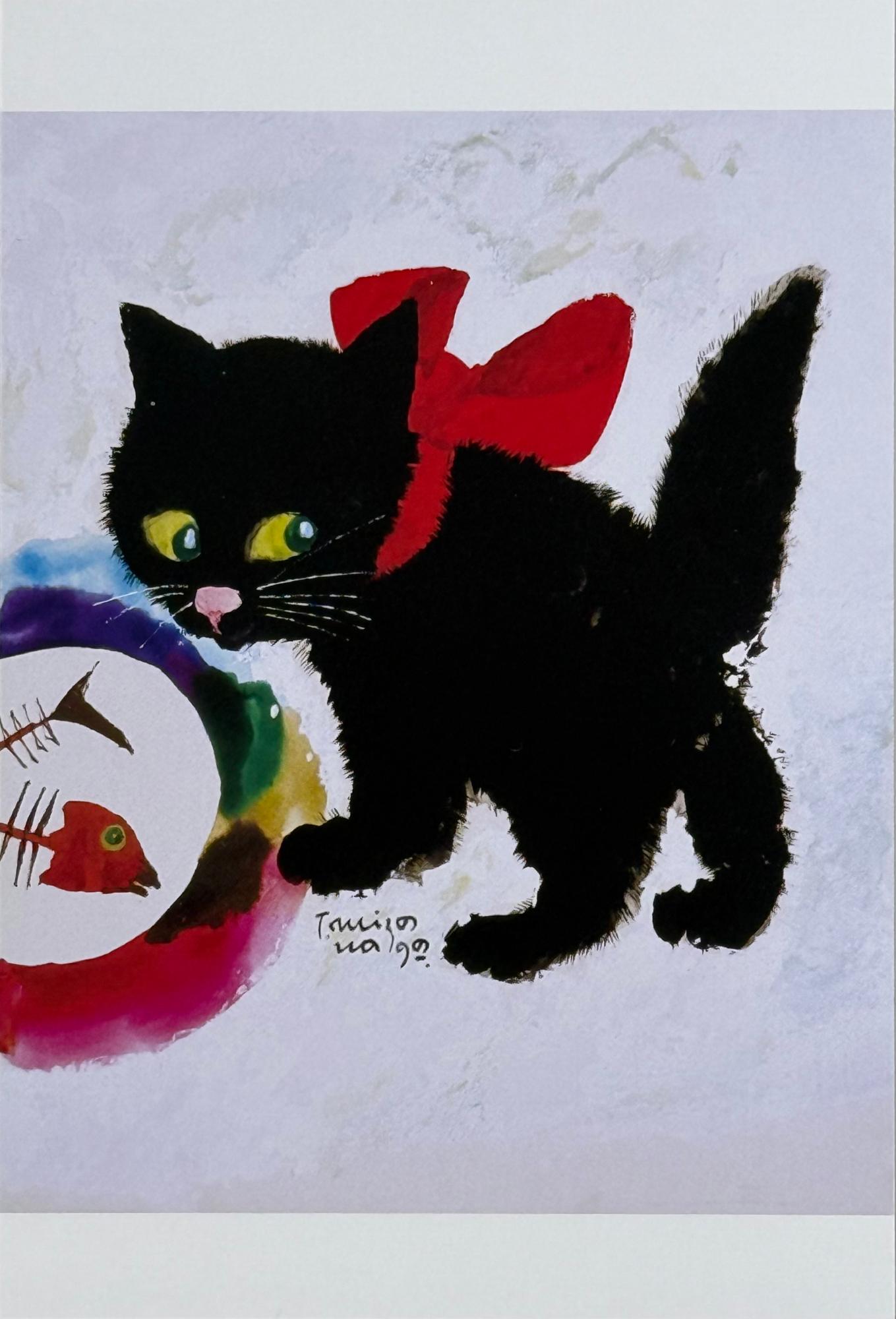 魚の骨が入っている皿の前で、赤いリボンを首に巻き、緑色の目をキラキラさせた黒猫が後ろを振り返って見ている様子を描いた作品の写真