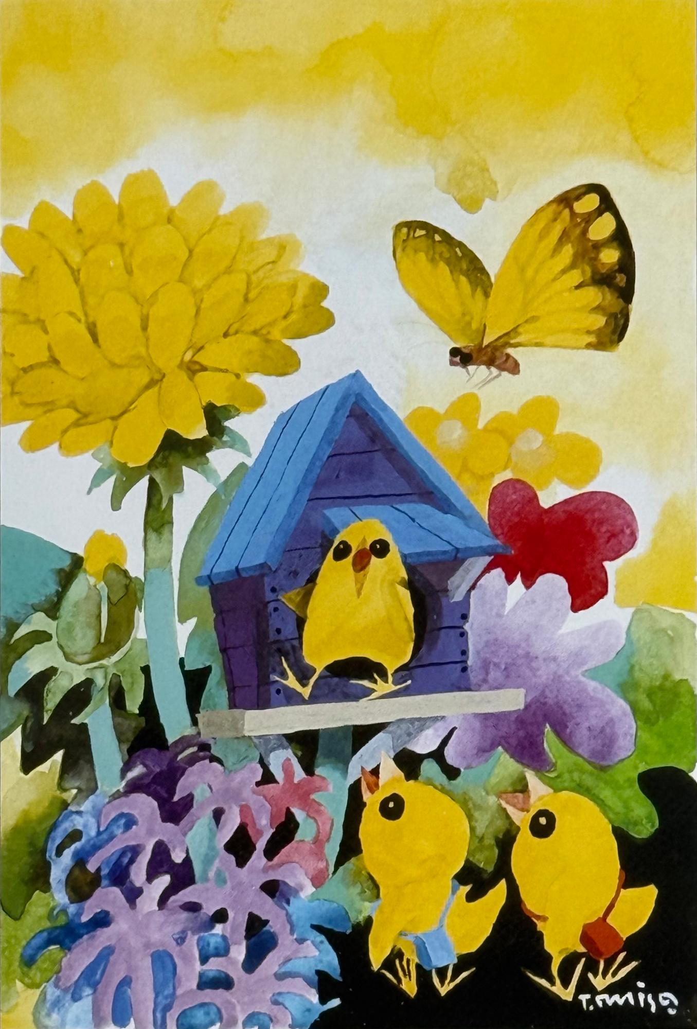 水彩で描かれた、鮮やかな黄色い花や紫色の葉が茂る庭で、青い巣箱から顔を出したヒヨコと、その下で二羽のヒヨコが顔を見合わせ、上空には黄色い蝶が舞っている絵画作品の写真