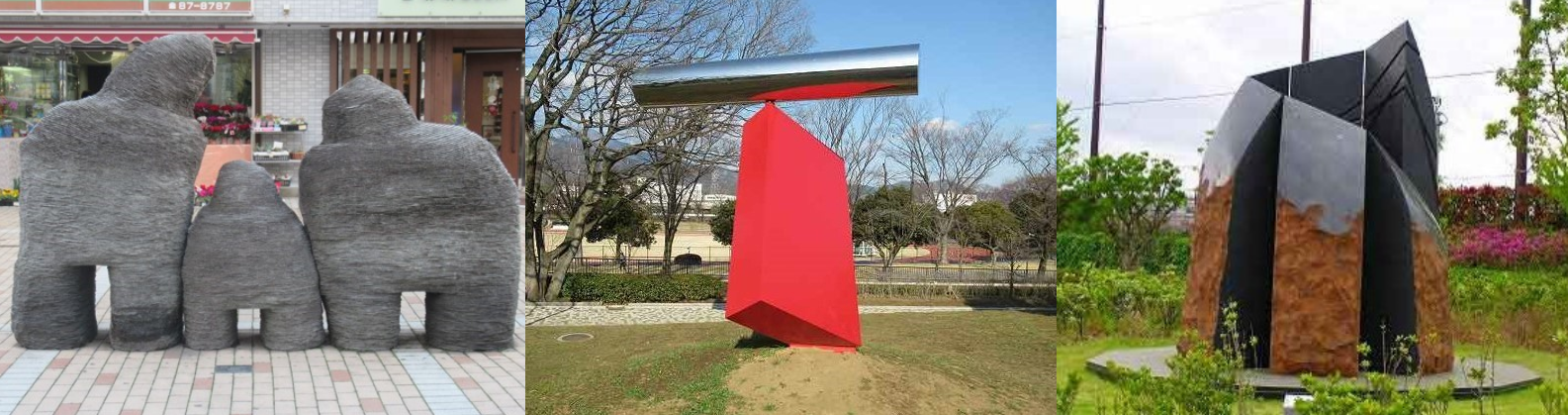 屋外に設置された、左から、石のような質感の四角い人型彫刻が3体、鮮やかな赤い土台と上部のメタリックな円筒がバランスをとる抽象彫刻、黒い鏡面と錆のような茶色の面を組み合わせた抽象的な岩の彫刻、という異なる3つの現代アート作品を並べた写真