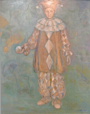 中央に大きなひし形の模様が入った茶色い衣装と、道化師の帽子を身につけた人物が、右手に白い玉を持って立つ姿を柔らかいタッチで描いた、美術の部で市展大賞を受賞した作品の写真