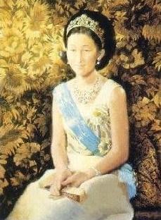 正装のティアラとネックレスを着用し、白いドレスを着て左肩に水色のサッシュをかけた当時の皇太子妃が座っている肖像画作品の写真