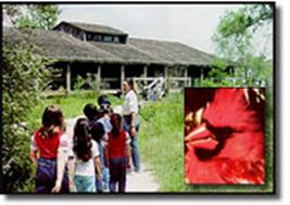 右下の枠内には赤い鳥の頭部のクローズアップ画像があり、木造の建物に向かってガイドと見られる人物の周りに子供たちが集まり、自然の中の小道を歩いているネイチャーセンターの写真