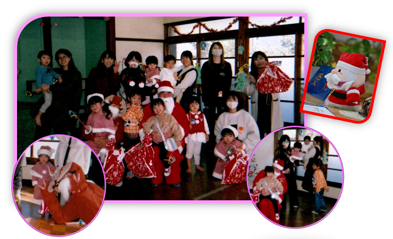 サンタクロース姿の人物が中央に座り周りに大勢のプレゼントの入った赤い袋を手に持った子供たちと数名の親が集まり、さらに2枚の円形トリミング写真とサンタのぬいぐるみの写真がコラージュされた、クリスマスのパーティーの記念写真