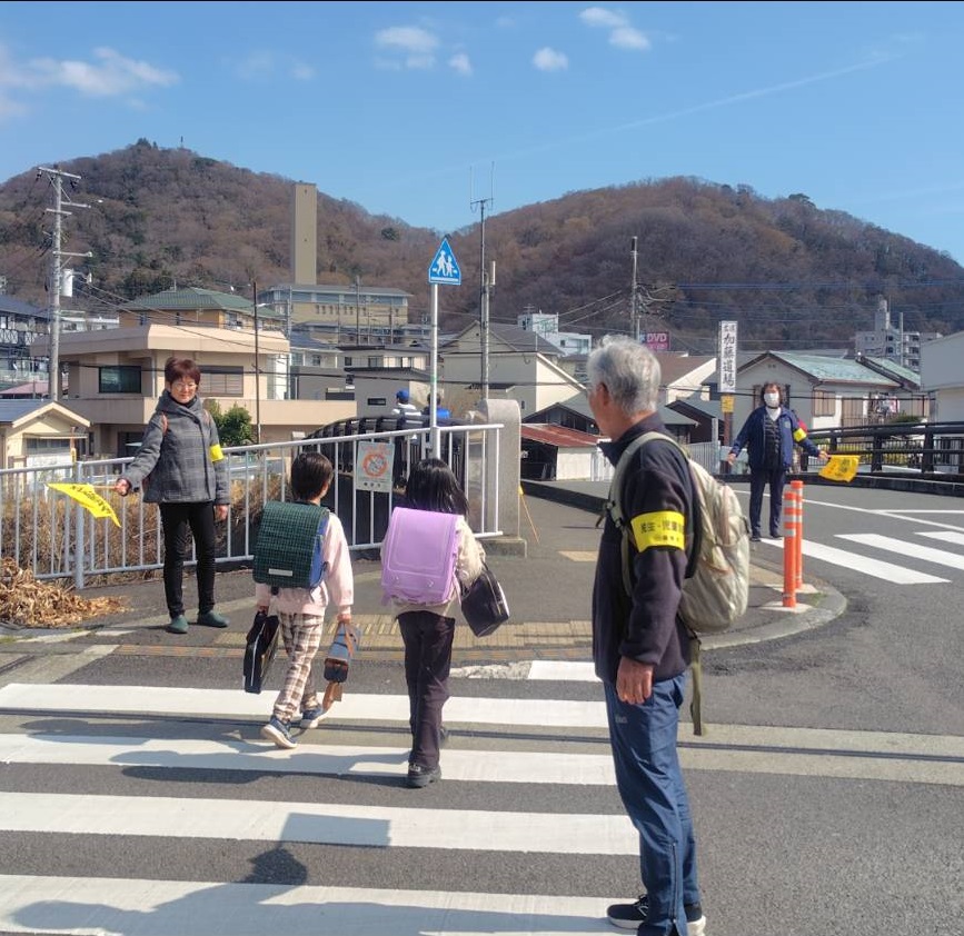 民生委員が下校時見守り活動をする様子