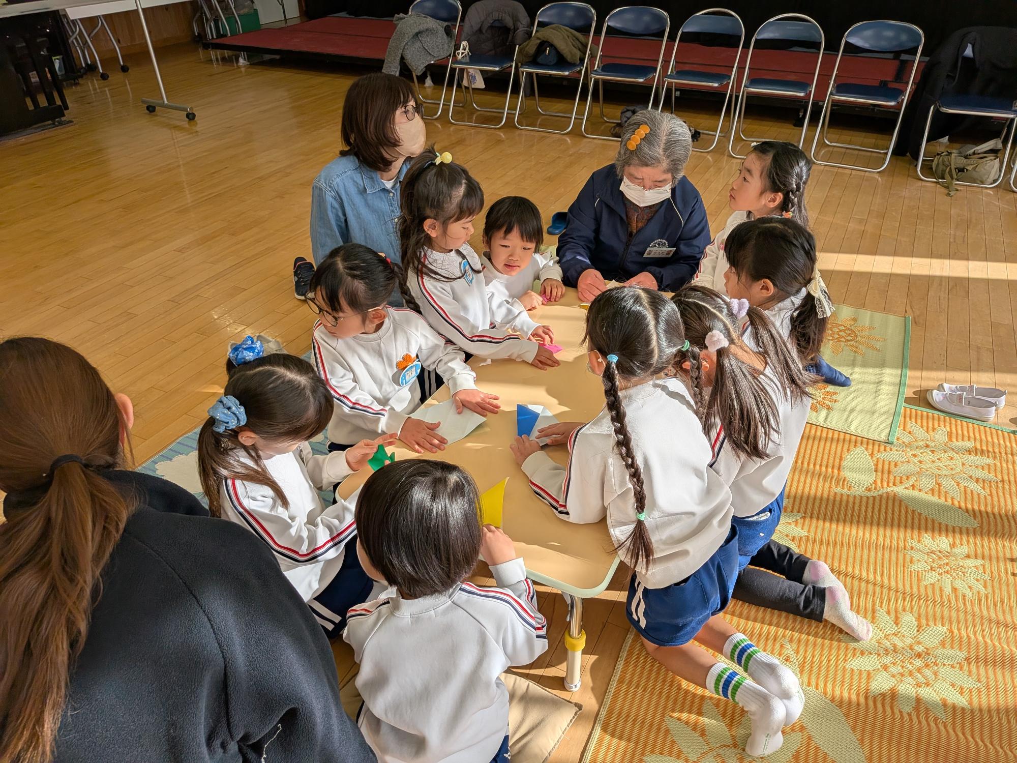 民生委員がすえひろこども園を訪問した様子