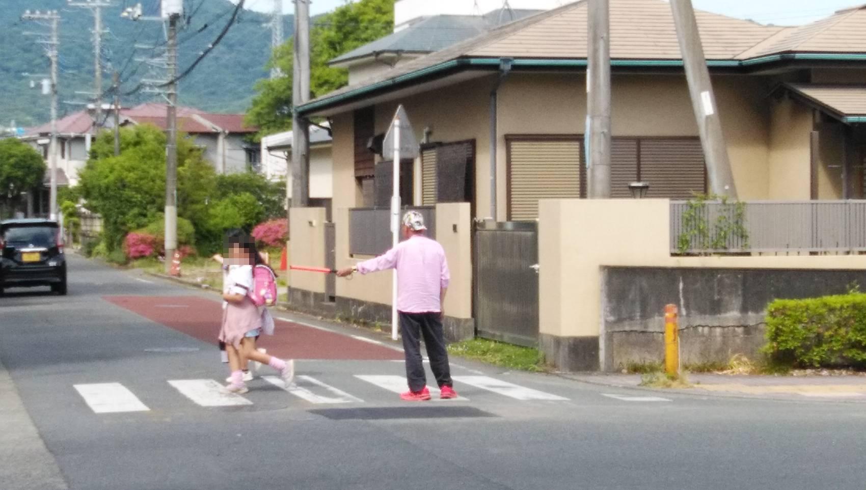 民生委員が下校時見守り活動をする様子