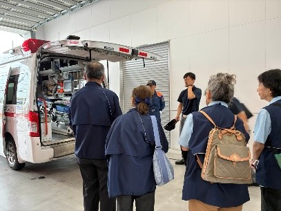 民生委員が救急車を見学する様子