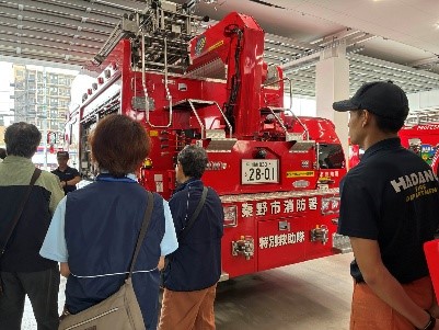 民生委員が消防車を見学する様子