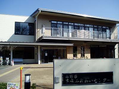 白とダークグレーのモダンな外観を持ち、二階に大きな窓とバルコニーがある末広ふれあいセンター外観写真