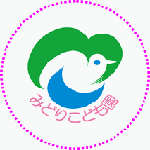 緑のハート形と青い三日月形を組み合わせた鳥が描かれた、園章の画像