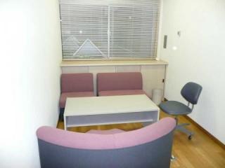 ソファとテーブルが設置された面接室の写真