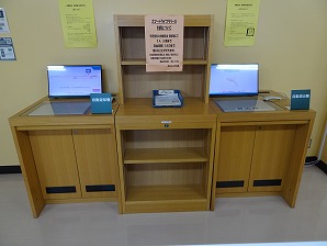 図書の貸し出し用ののタブレットが2台、棚に設置されている写真