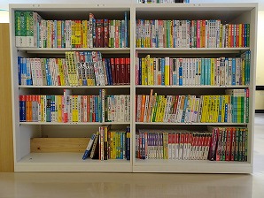 4段の本棚に、様々な学習参考書がびっしりと並べられている写真