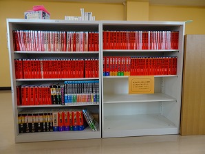 4段の本棚に、赤本や学習参考書がびっしりと並べられている写真