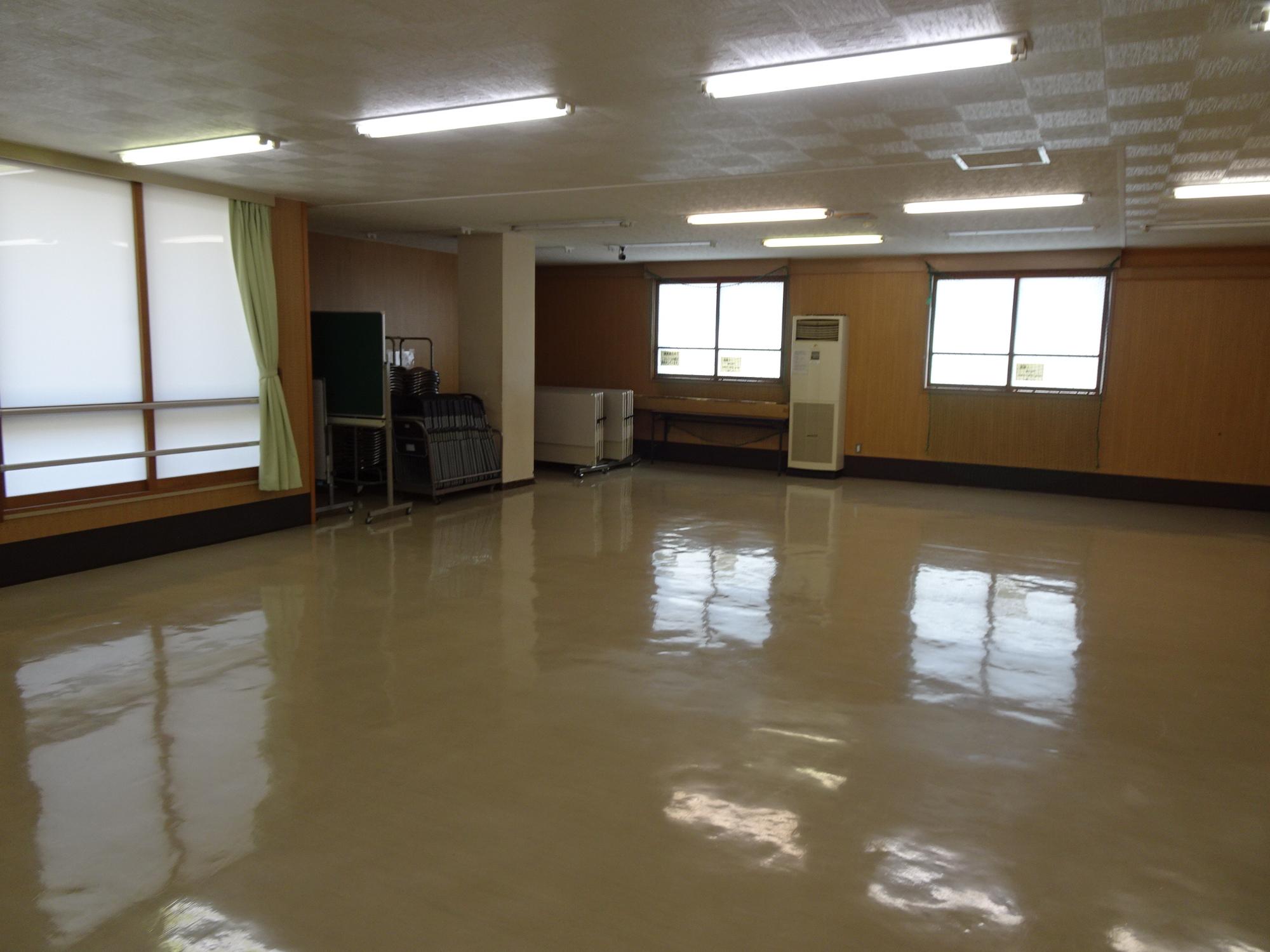 大きな窓がある広い体験学習室の室内写真