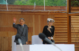 天皇皇后両陛下が来賓席で、手を振っている写真