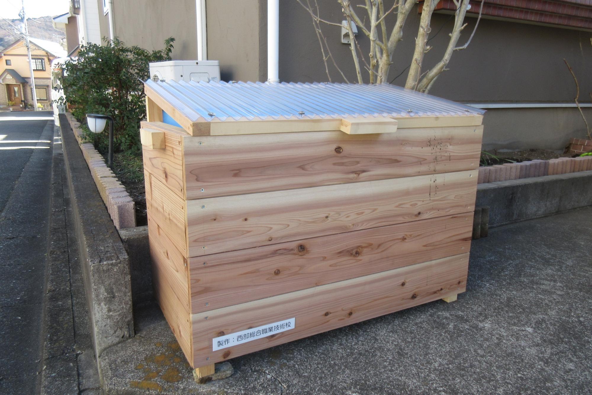 グレーの壁の建物の角に置かれたキエーロを近くから撮影した写真