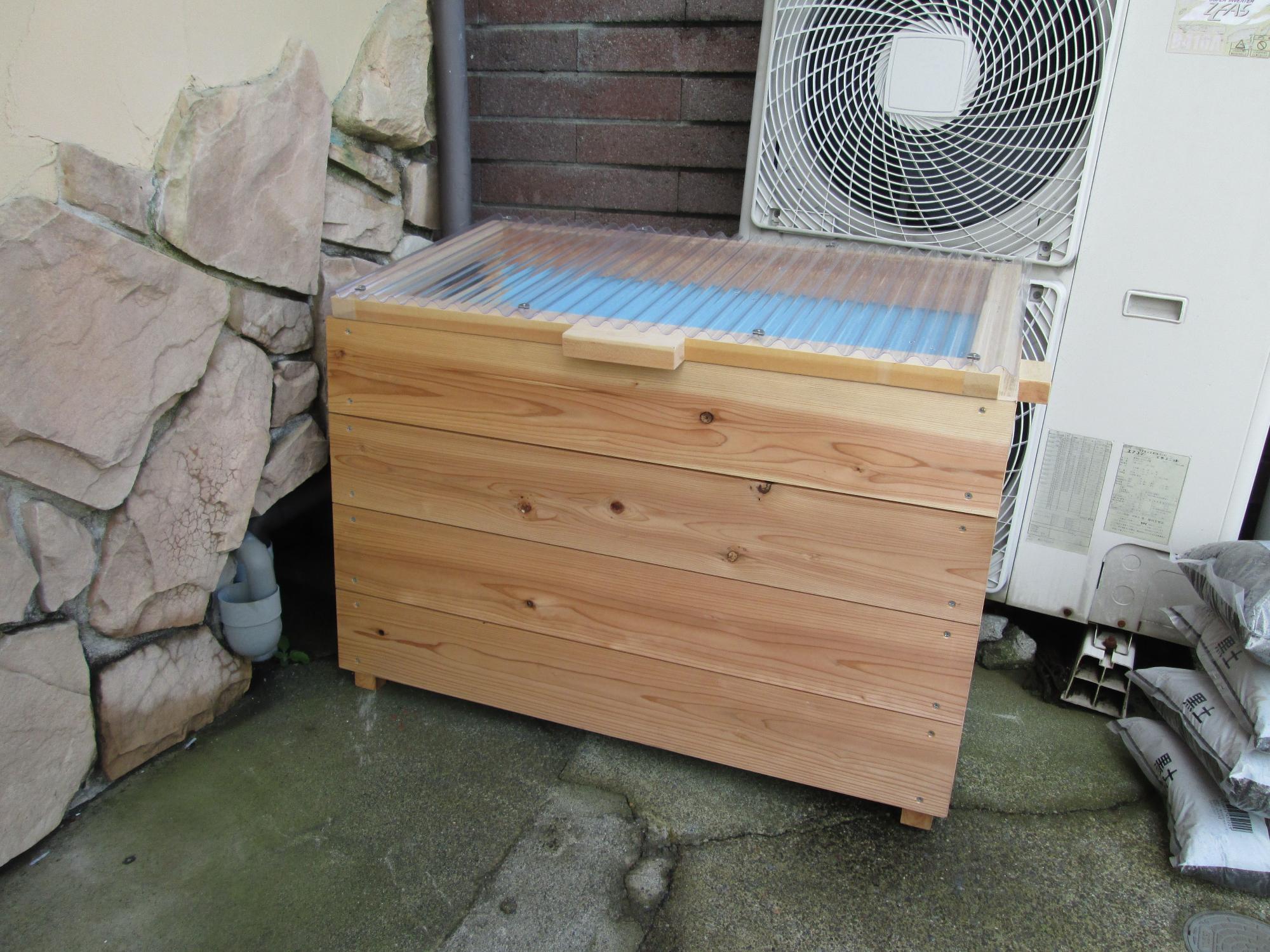 エアコンの室外機前に設置されたキエーロの写真