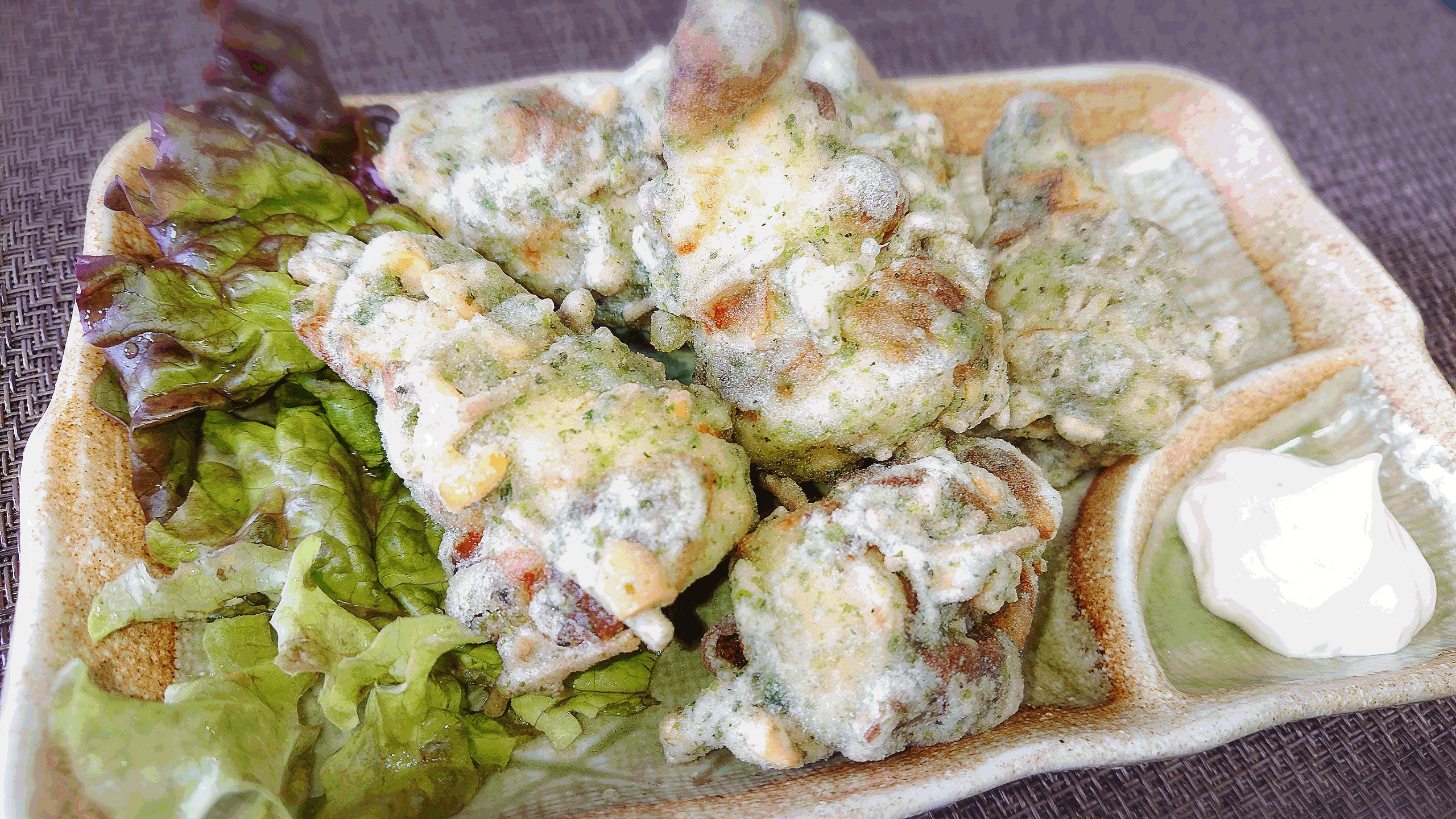 マヨネーズのような白いソースが添えられている、海苔や青のりがまぶされた、「パリポリ竹輪」の写真