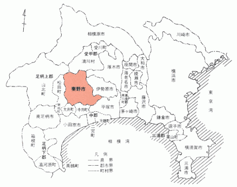 神奈川県全体の地図において、秦野市がオレンジ色で塗りつぶされ示されている位置図