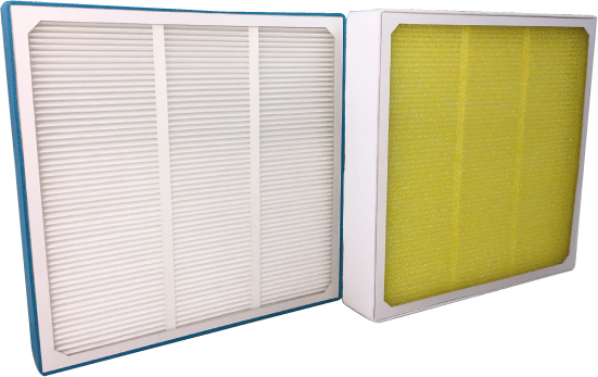 青いフレームの白いプリーツ型フィルターと、グレーのフレームの黄色い平面型フィルターが並べて配置された空気清浄機用フィルターの写真