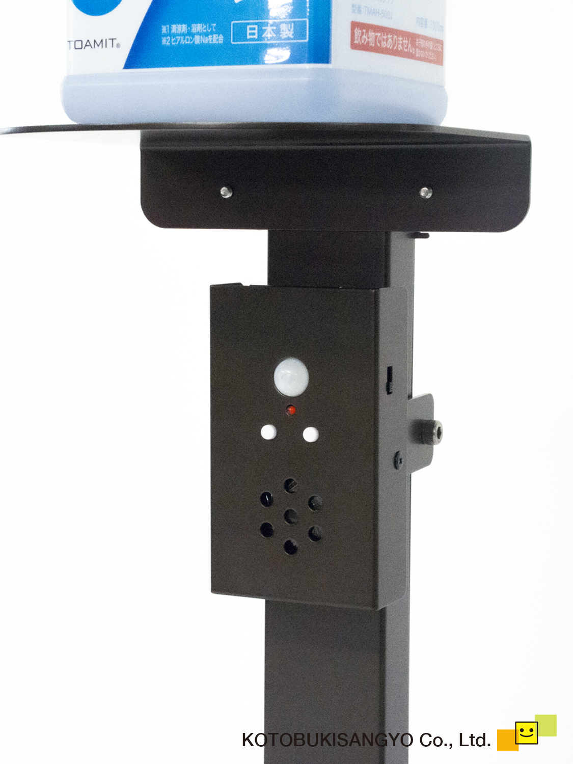 黒い筐体の上部に消毒液ボトルが設置され、前面に人感センサーと操作ボタン、スピーカー穴が配置された自動消毒液ディスペンサーの商品写真