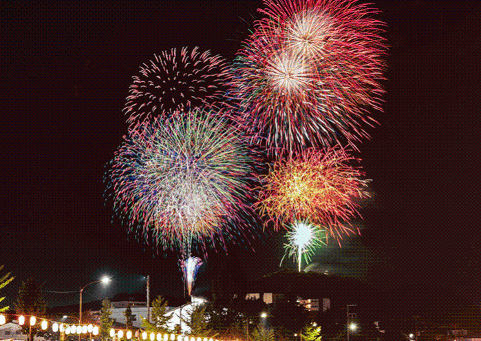 夜空に打ちあがる花火の様子