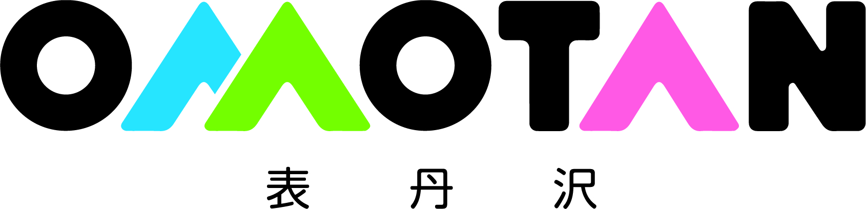 黒の太い文字と水色、黄緑色、ピンク色の底がない三角で構成された「OMOTAN」のアルファベットの下に黒い文字で「表丹沢」と記載されたロゴデザインの画像