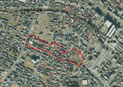 秦野駅南部（今泉）地区を赤く線で囲った航空写真