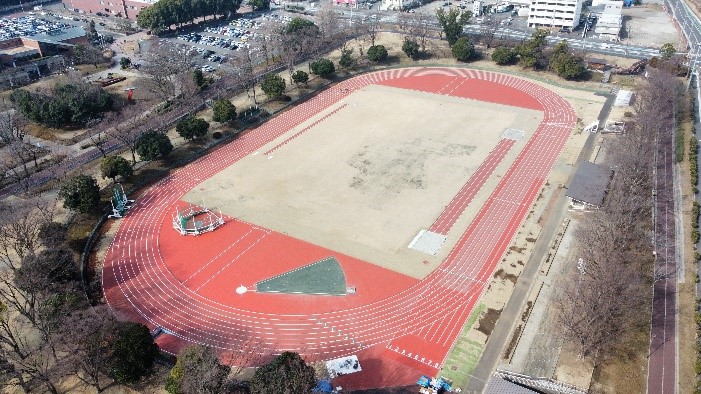 秦野市カルチャーパーク陸上競技場内を上空から写した写真
