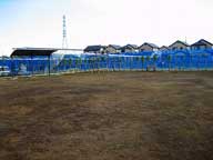 広い土のグラウンドが広がる、さんやふれあい公園の写真