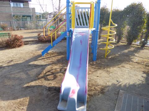 滑走面にはピンク色の落書きのようなものが付着した滑り台の写真