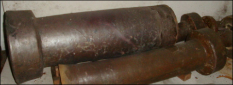 経年劣化した古い陶管が複数積まれている水道管の遺物を撮影した写真