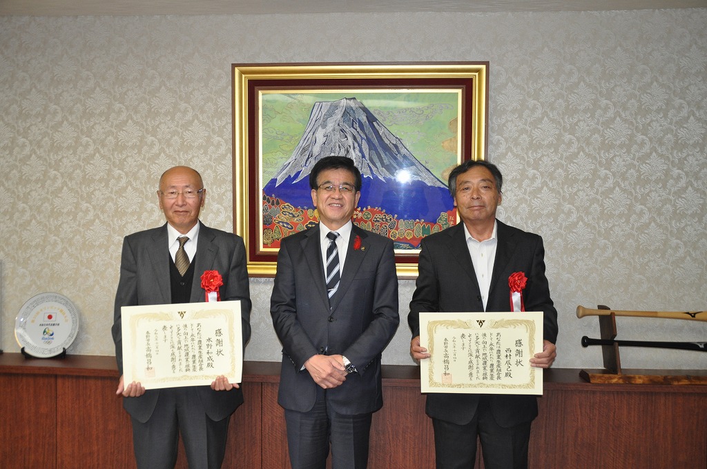 中央の高橋市長を挟んで、両脇の男性が表彰状を手に持ち、記念撮影をしている写真