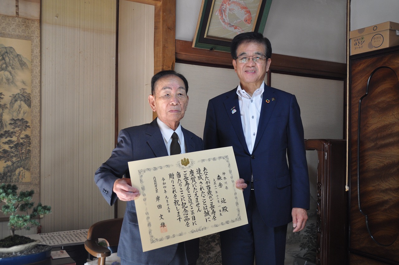 市長が賞状をもつ森岳辿さんと並んで記念撮影をしている写真