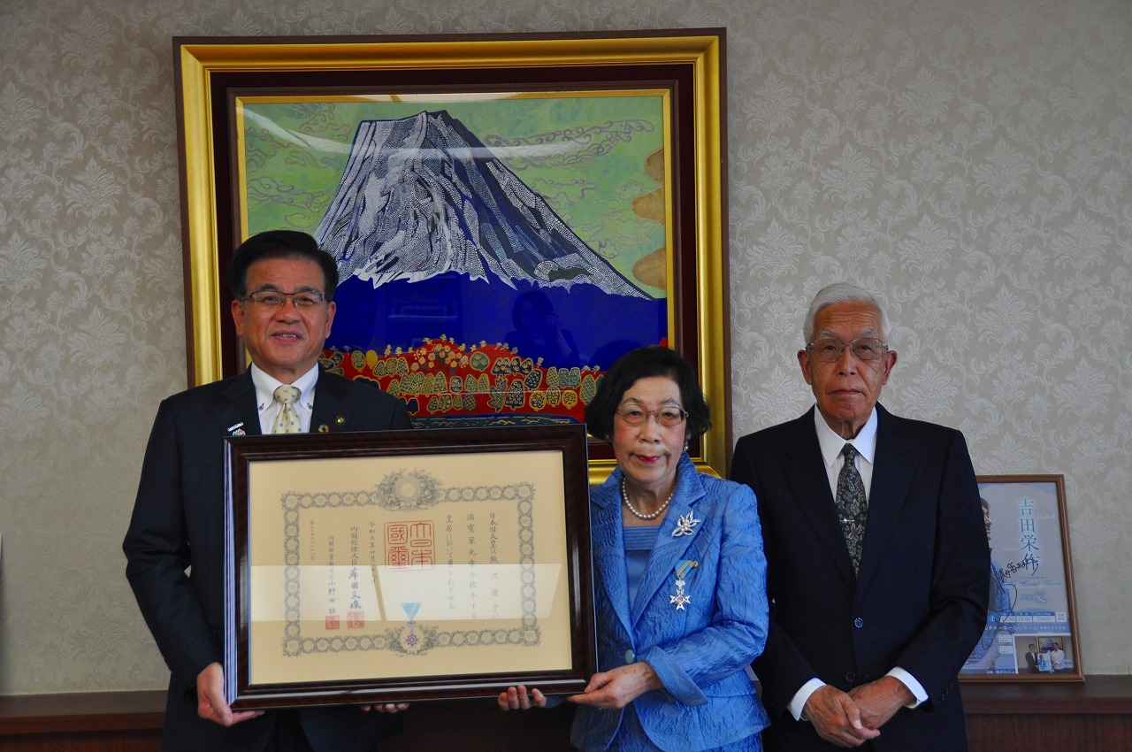 市長と熊沢道子さんが二人並んで賞状をもち、熊沢さんの隣に男性が並んで3名で記念撮影をしている写真