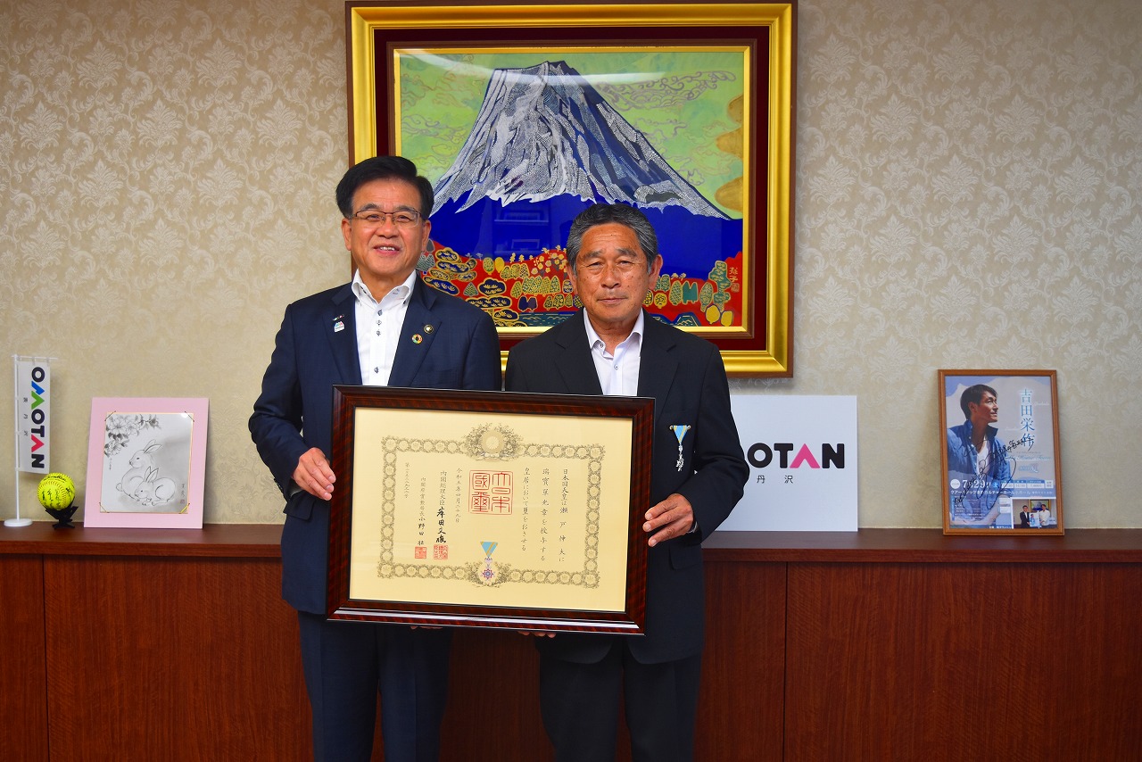 市長と瀬戸伸夫さんが二人並んで賞状を持ちながら記念撮影をしている写真
